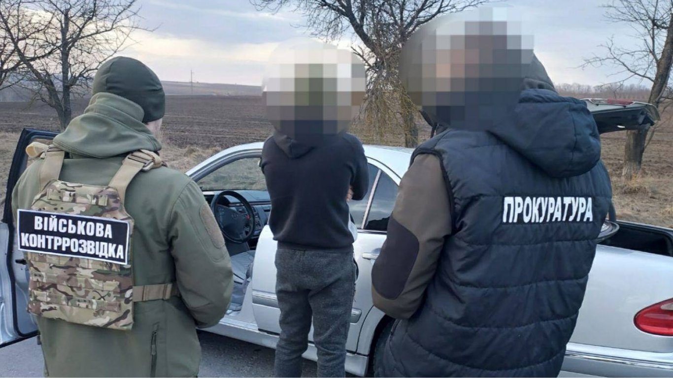 На Буковине поймали мужчину, который пытался вывезти двух военнообязанных в Молдову