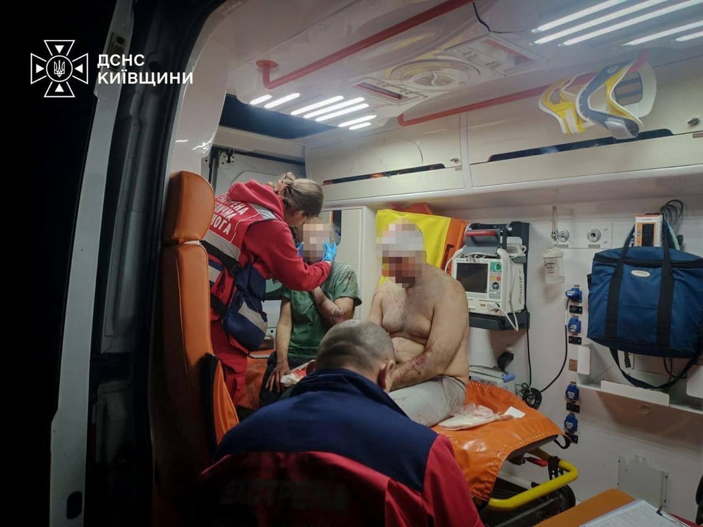 Рятувальники врятували двох людей під час пожежі на Київщині