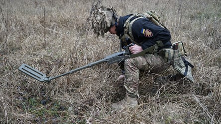 На фронті потрібні люди, які вміють знешкоджувати міни — кого запрошують до полку "Азов" - 290x166