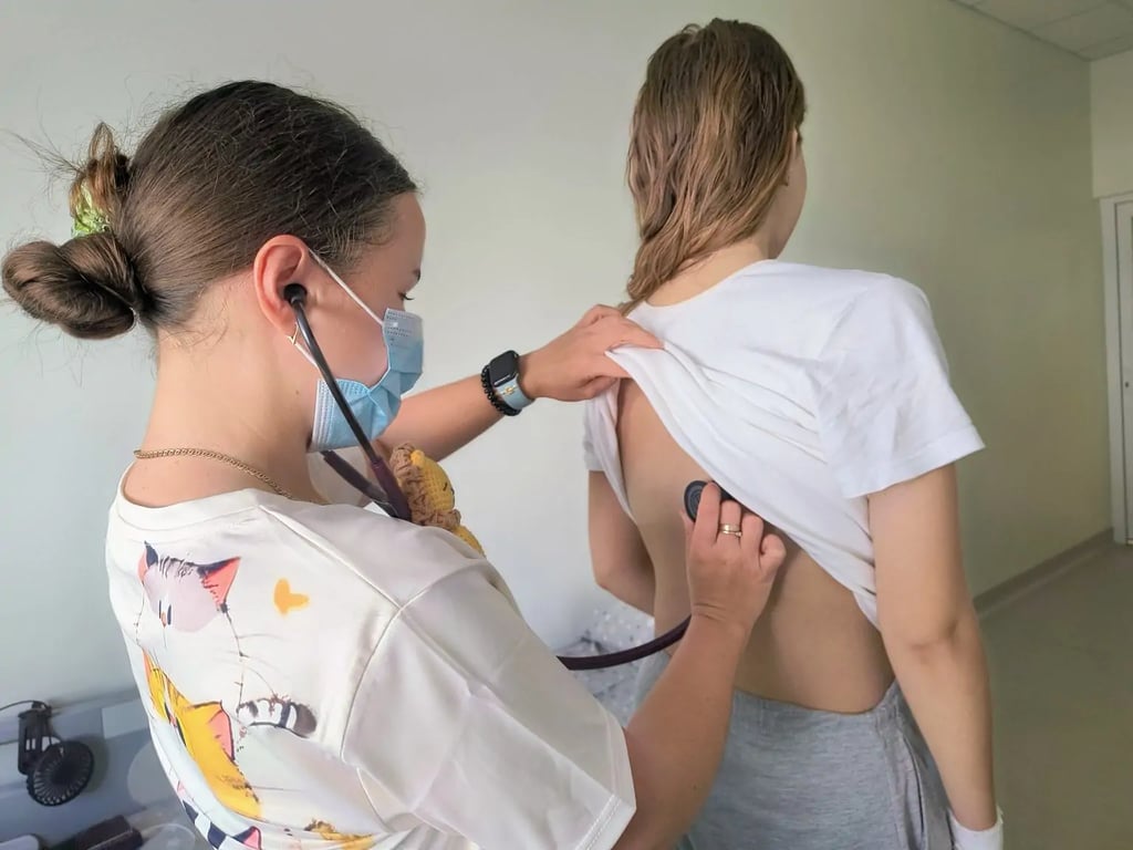 У Львові лікарі дивом врятували дівчину після купання у озері - фото 1