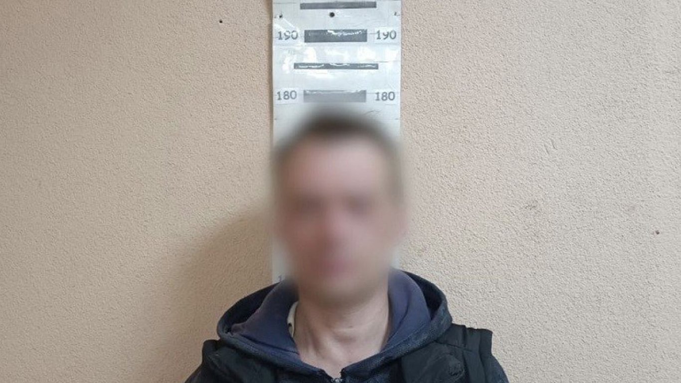 У Києві чоловік жорстоко побив матір за відмову дати йому гроші — яке покарання загрожує