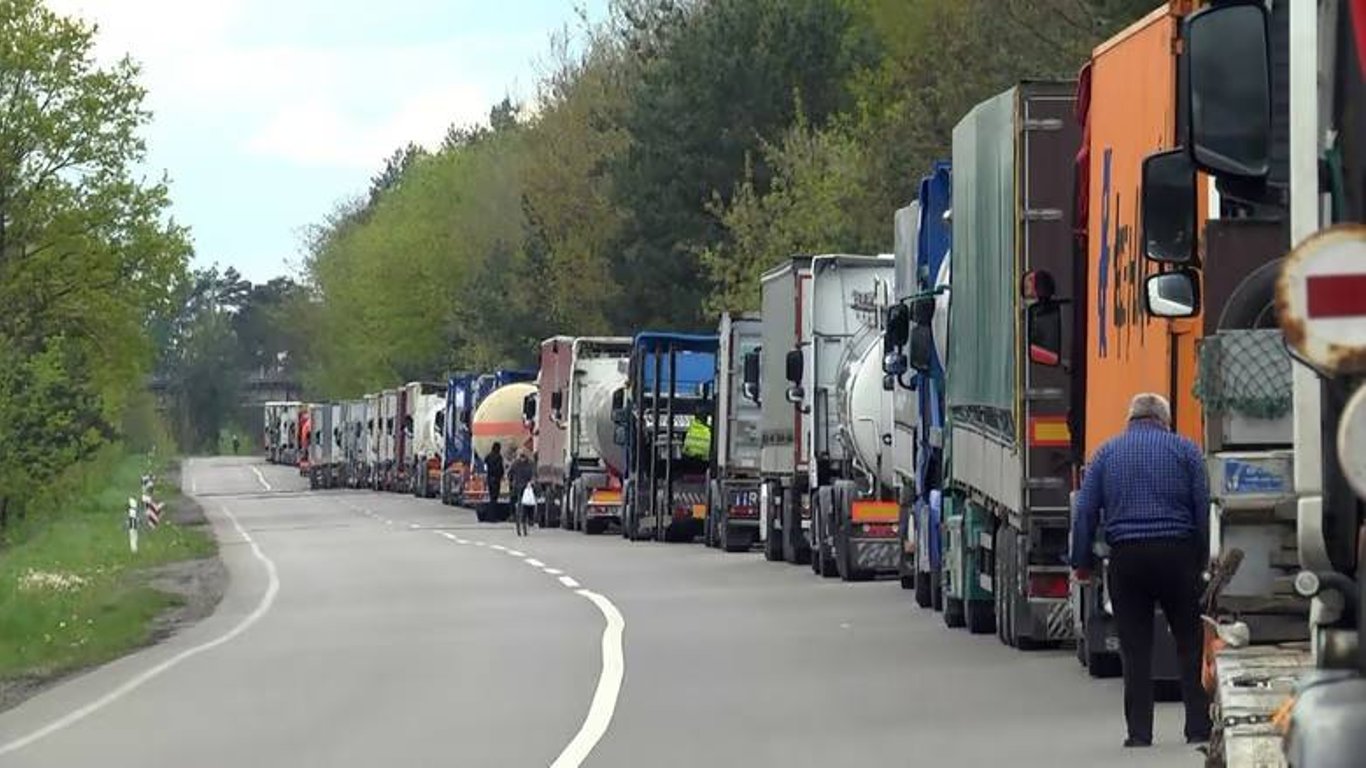 Блокада кордону зі Словаччиною — як пропускатимуть вантажівки з та до України