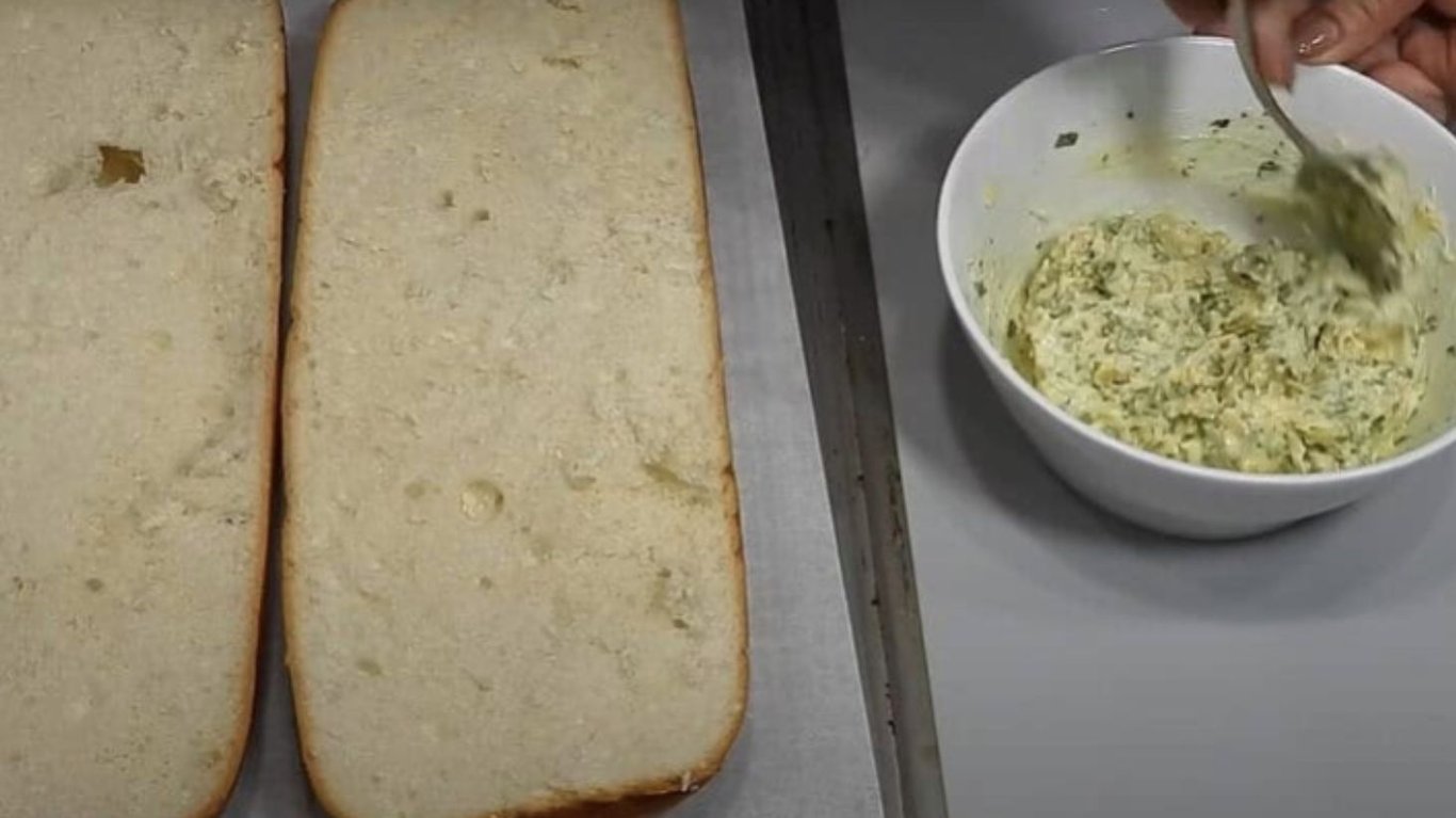 смачний снадіанок з хліба та начинкою 