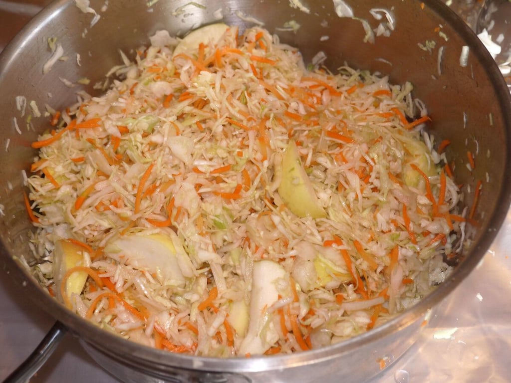 Как приготовить квашеную капусту с яблоками?