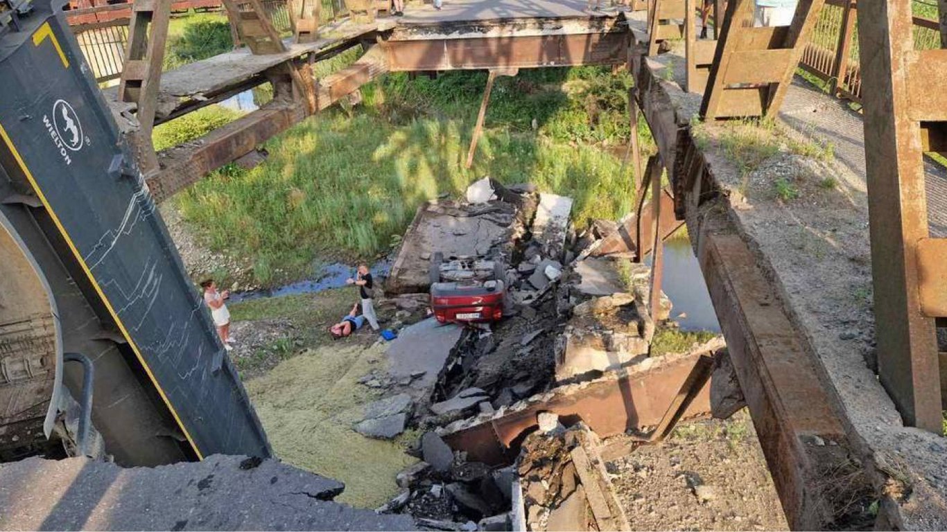 На Закарпатье обвалился мост через реку Тересва: пострадали люди