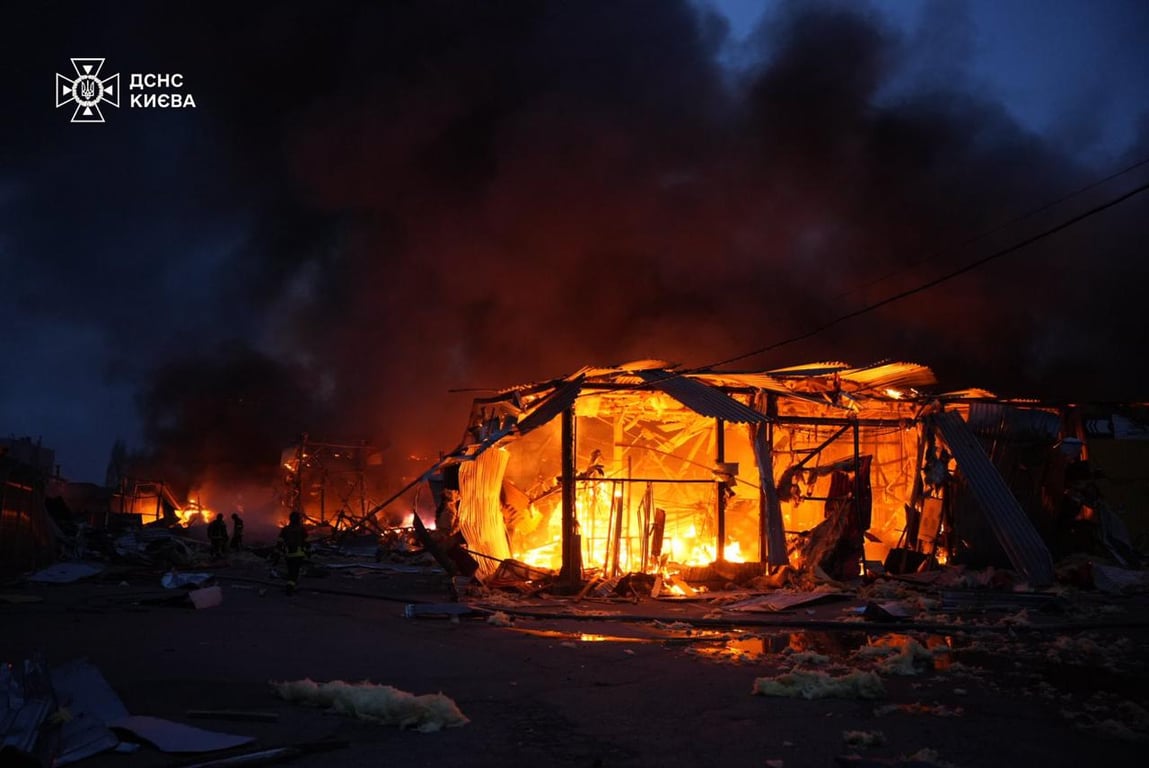 Масштабна пожежа у меблевому цеху на Оболоні після обстрілу