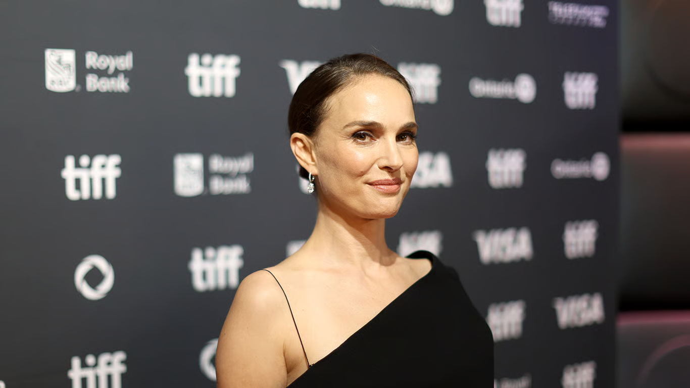 Natalie Portman’s manicure — a look that makes you appear younger