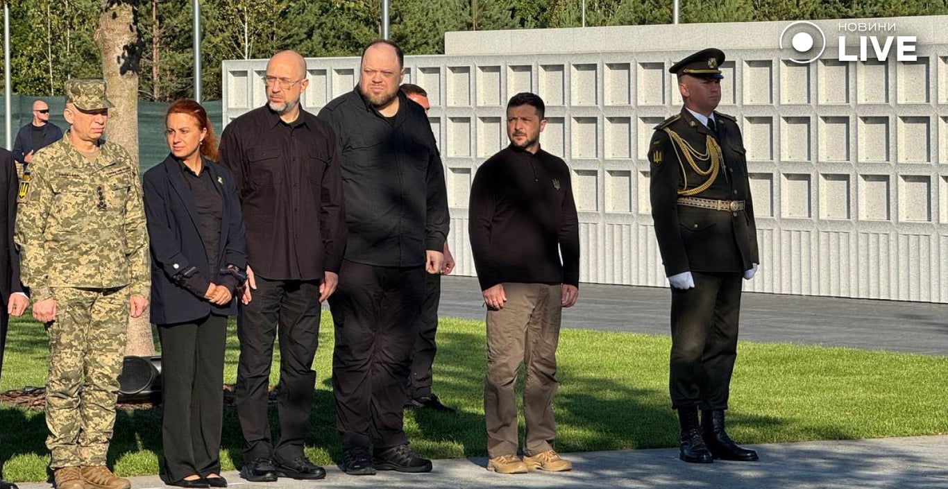 Зеленський на кладовищі