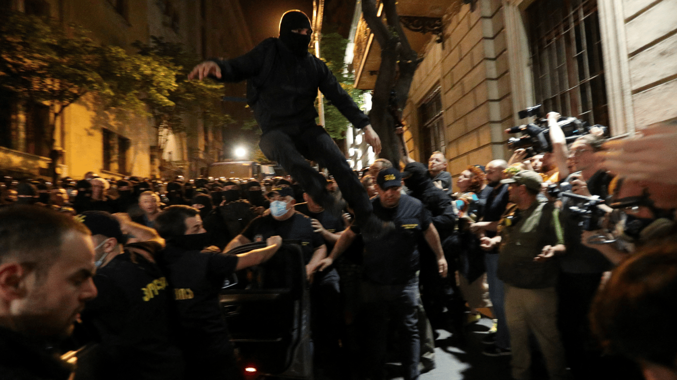 В Тбилиси полиция начала жестко разгонять протестующих — что происходит в городе