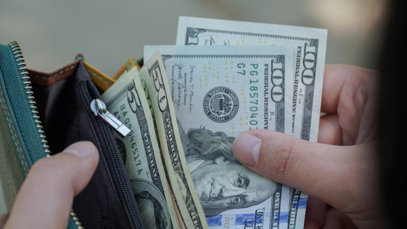 Знають не всі українці — чим особливі "білі" та "сині" долари