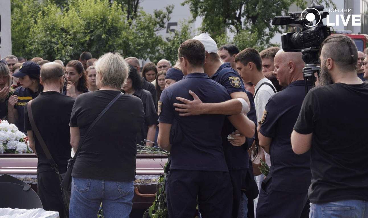 Прощання з трьома загиблими рятувальниками у Києві
