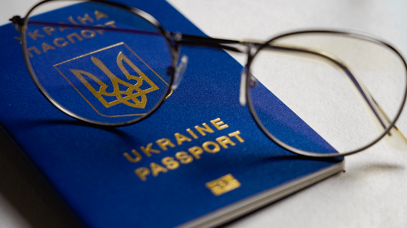 Деякі українці можуть забути про заміну паспорта: кому видають документ без строку дії