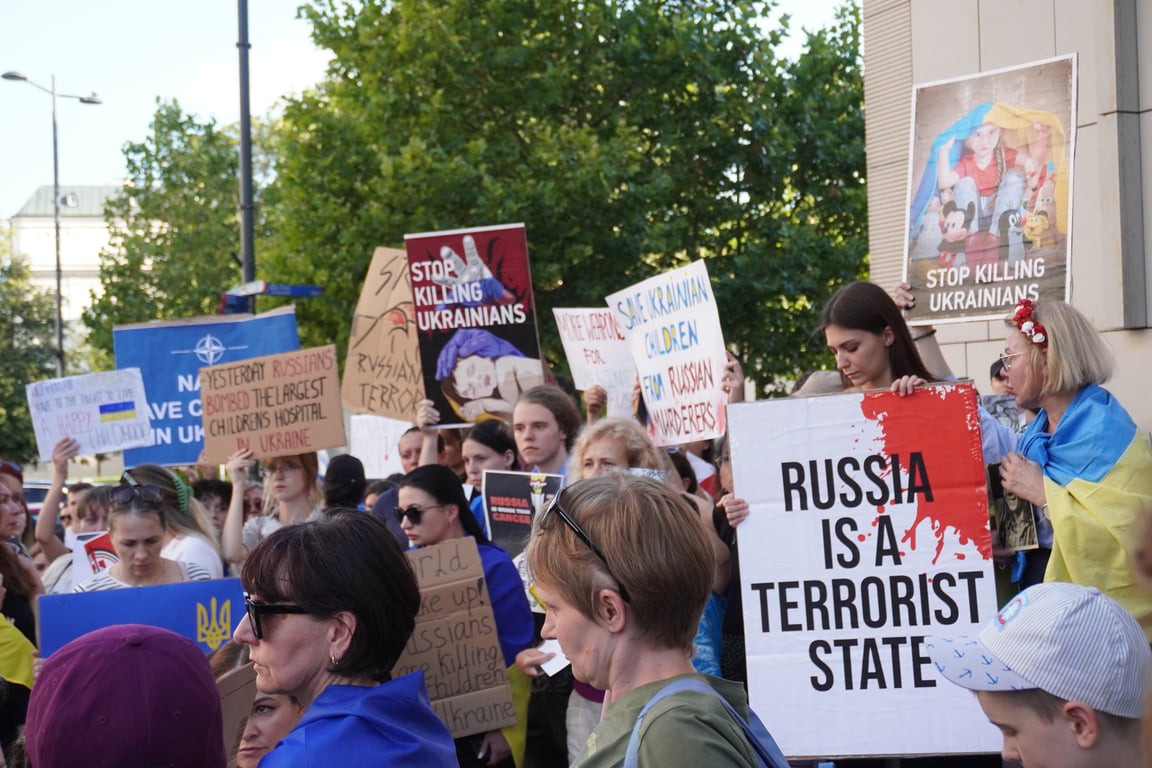 В Варшаве прошла акция протеста против российской агрессии возле детской больницы - фото 13