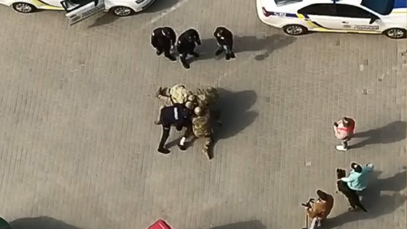 В Івано-Франківську люди у військовій формі жорстоко затримали чоловіка