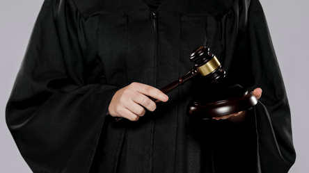 На Волині юнаки двічі обікрали гараж військового — вирок суду - 285x160