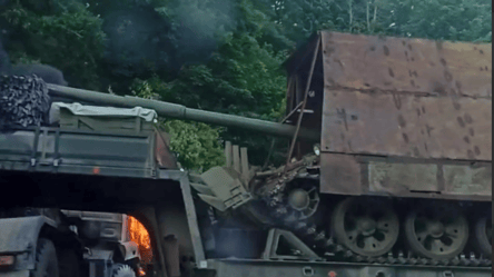 "Танк-мангал" спричинив хаос — у Бєлгородській області тягач із модернізованим Т-62 врізався у фуру - 285x160