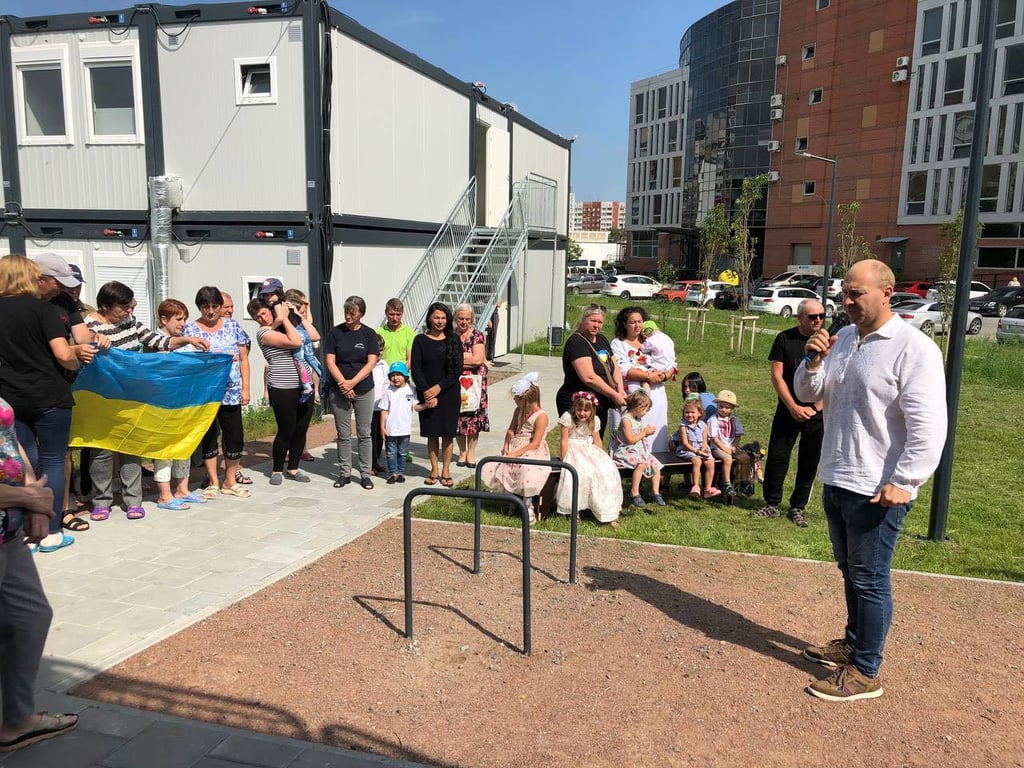 Мешканці містечка разом з дітьми. Фото: Ганна Котипова