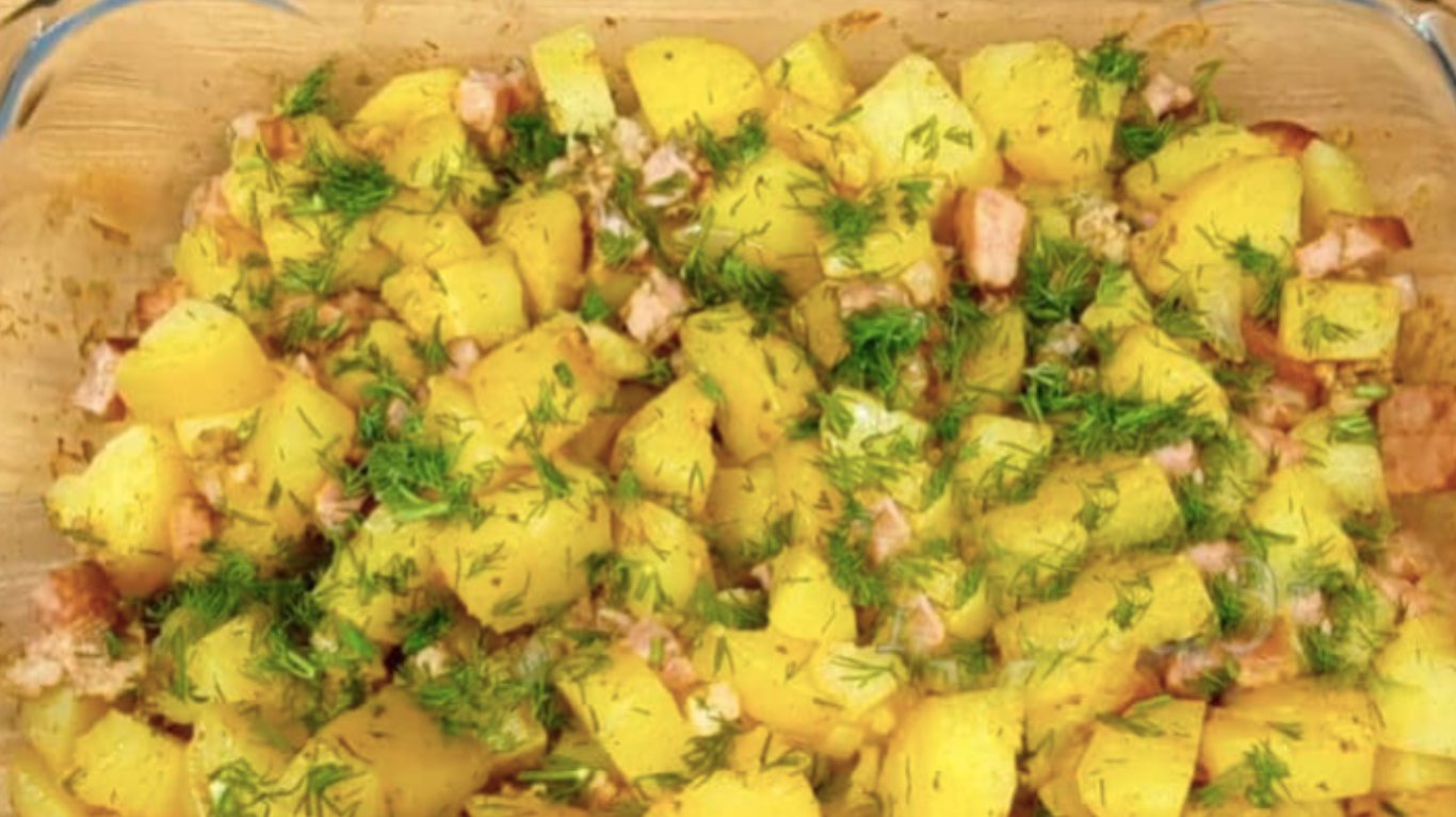 простий рецепт картоплі з шинкою, салом і спеціями у духовці