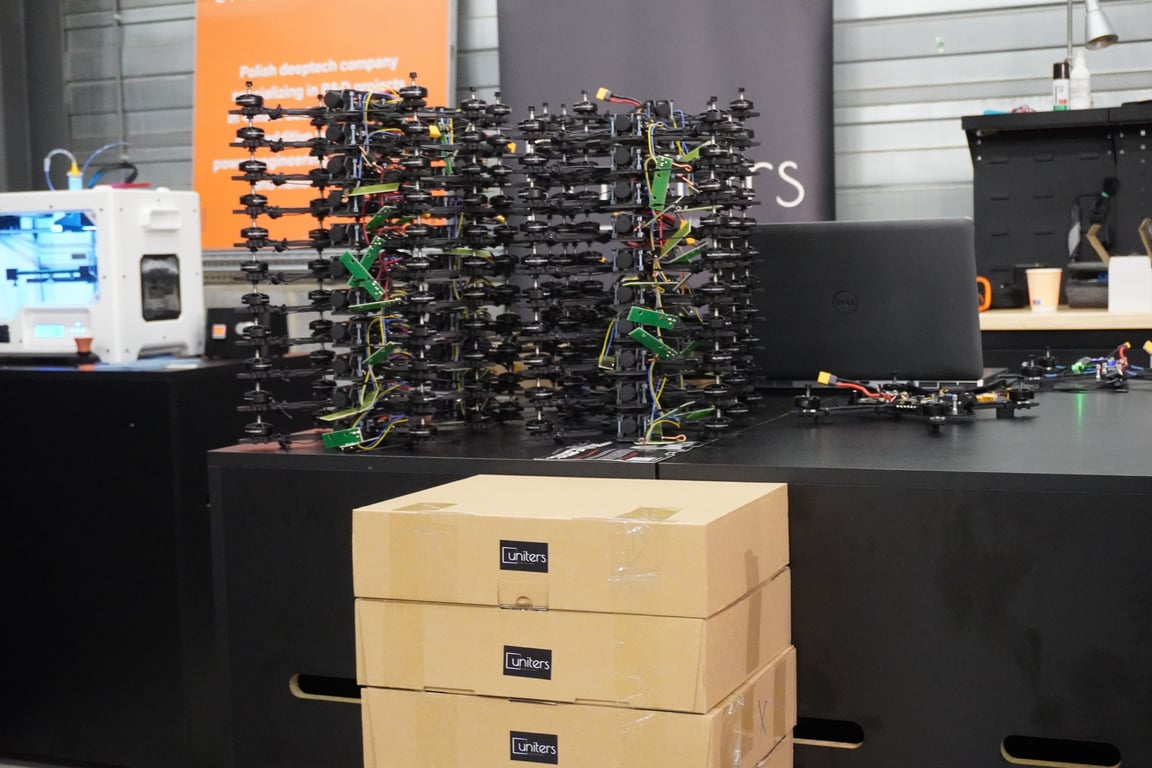 Волонтери у Варшаві власноруч збирають дрони для ЗСУ — 150 БПЛА вже на передовій - фото 19