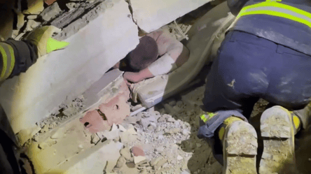Спасатели показали, как спасли мужчину из-под завалов в Селидово - 285x160