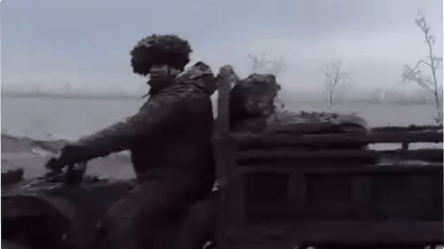 Українські захисники показали кадри, як рятують поранених бійців з поля бою - 290x160