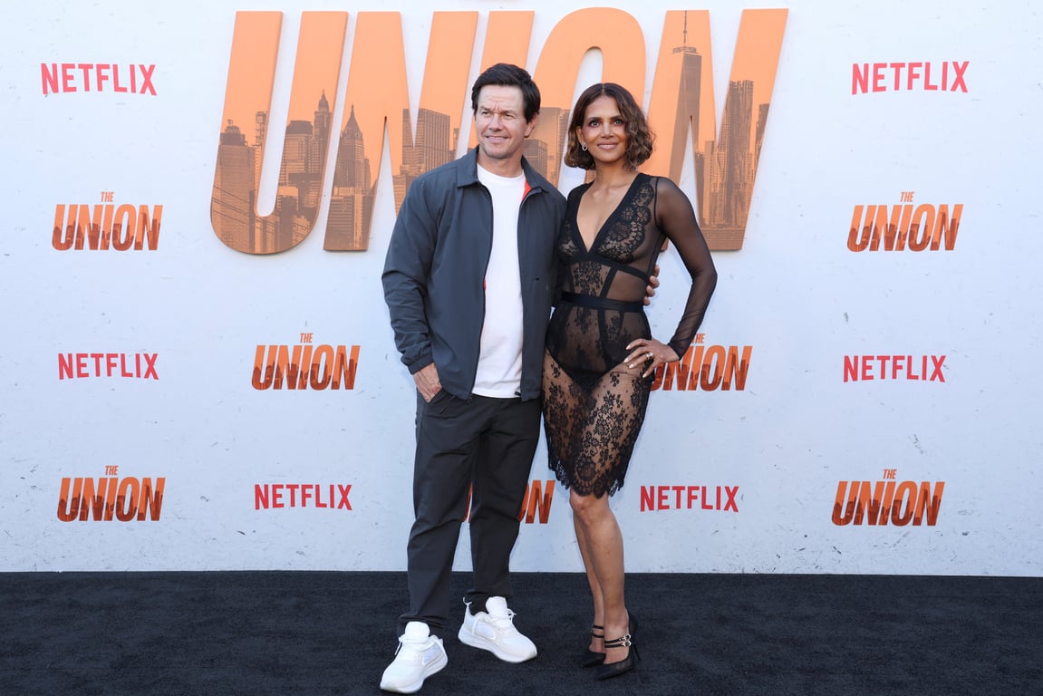 Хелли Берри вышла на красную дорожку в черном кружеве на голое тело - фото 2