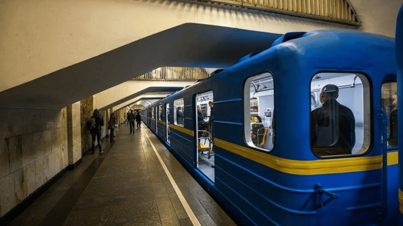 В тоннеле столичного метро обнаружили трещины, которые ежедневно увеличиваются