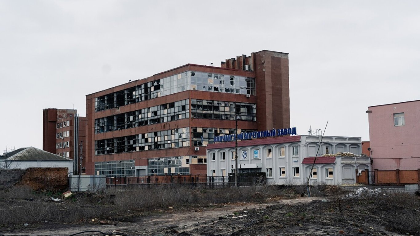 After the Vovchansk assembly plant was liberated by GUR fighters, the Russians have been attempting to destroy the facility.