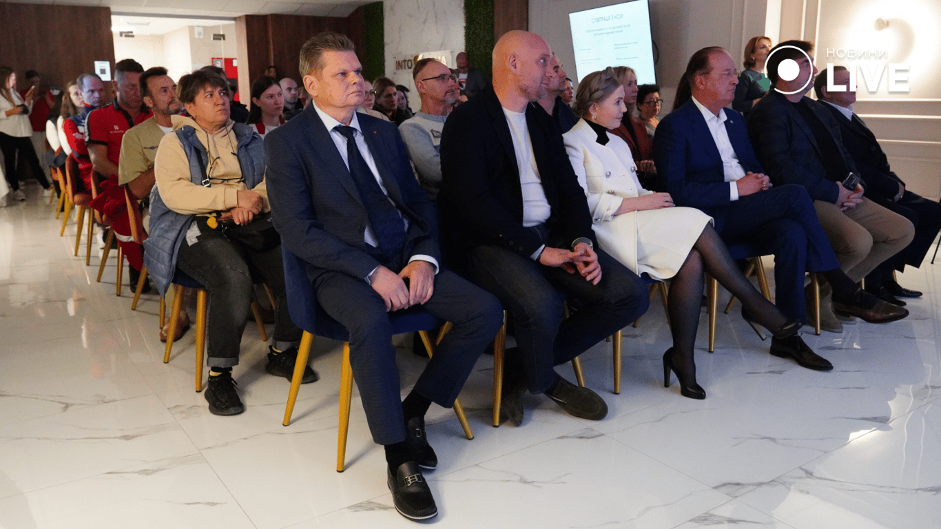 Люди слушают подробности меморандума. Фото: Новини.LIVE/ Юлия Браславская