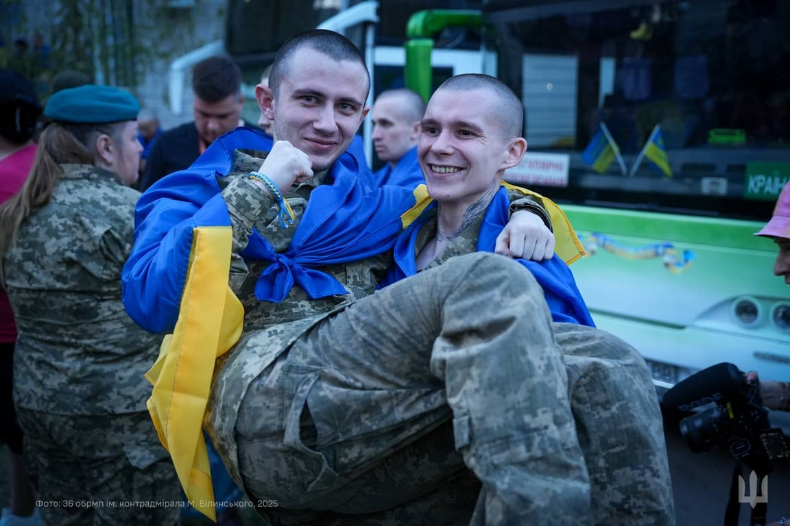 Миколаївські морпіхи повернулися з полону — фото зустрічі - фото 4