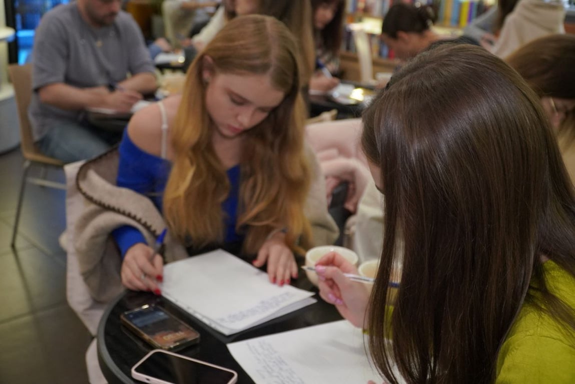 Дівчата пишуть диктант в київській книгарні