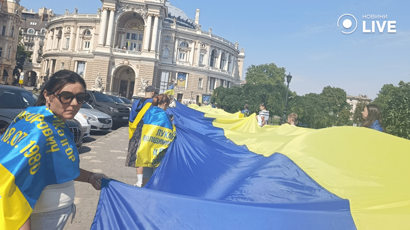 100-метровий прапор пронесли біля Одеської опери