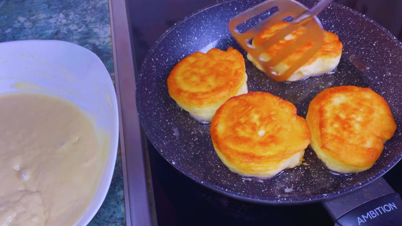 пухкі смажені оладки на сніданок