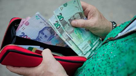 Пенсії в Україні — кому уріжуть виплати у 2026 році - 290x160