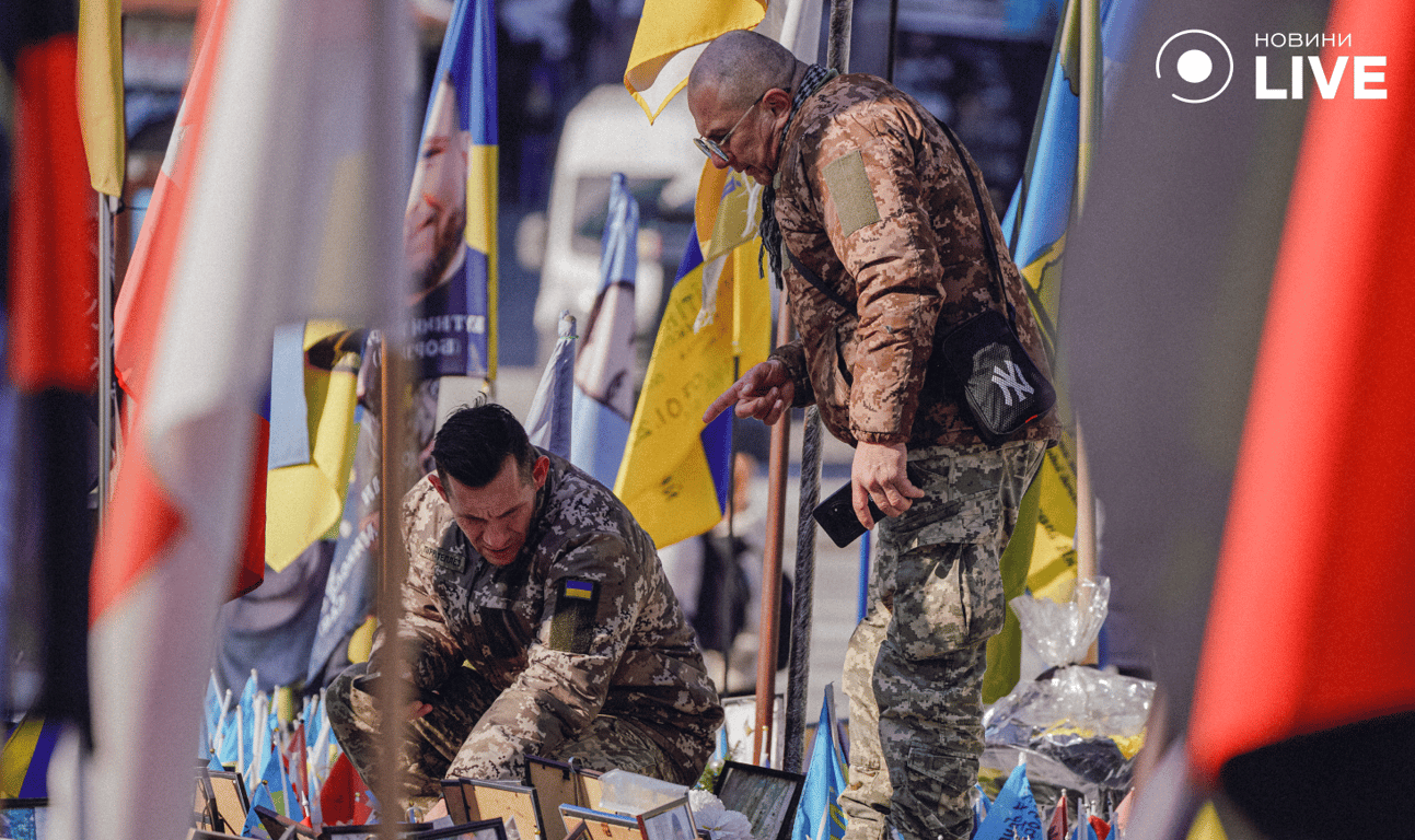 Вшанування загиблих героїв війни на Майдані Незалежності у Києві 24 лютого