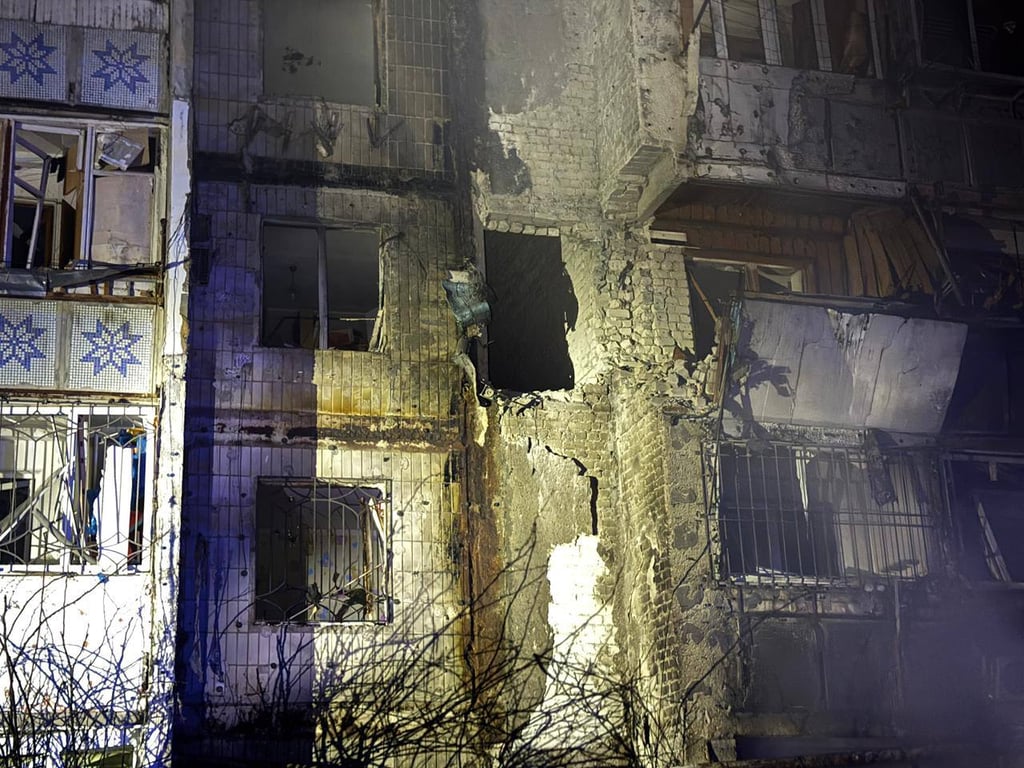 Многоэтажка после обстрела