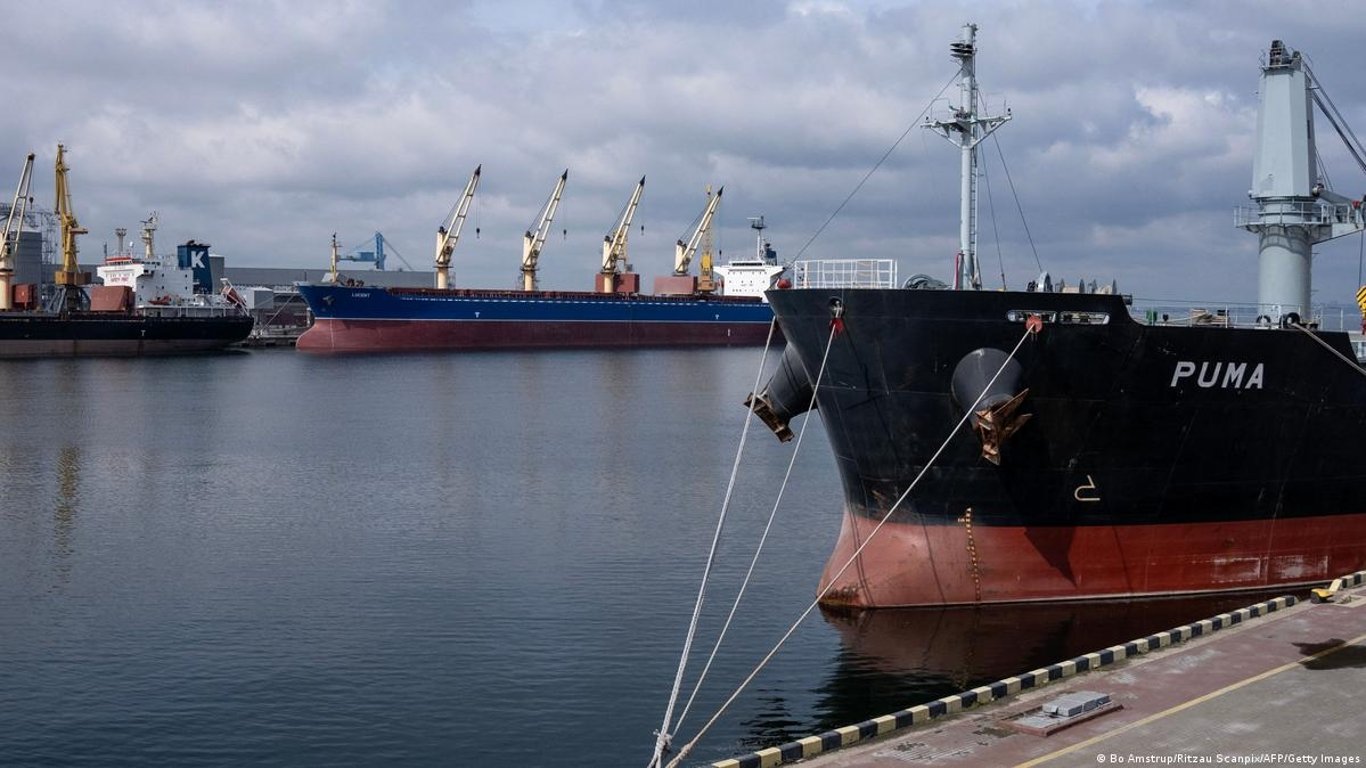 В портах Большой Одессы загружаются 39 судов