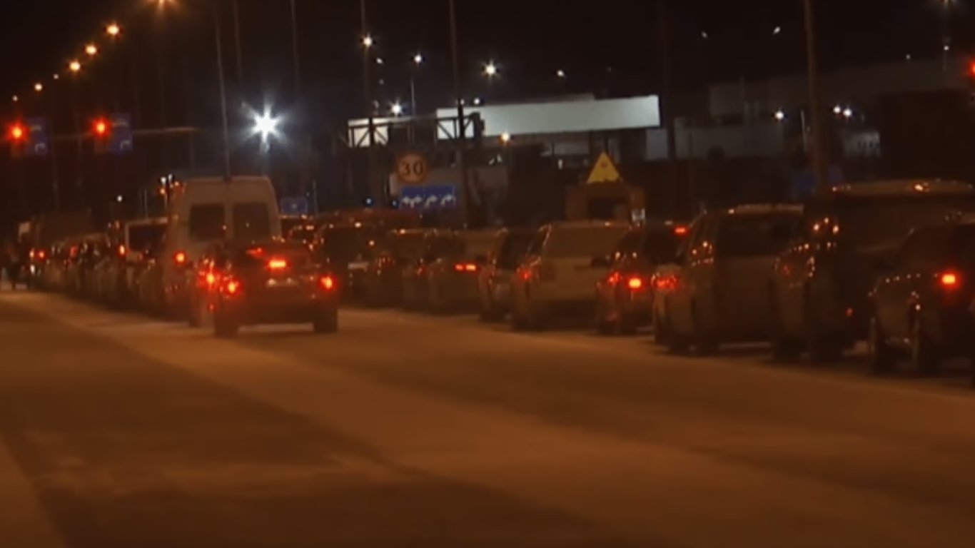 Очереди на границе Украины вечером 12 января