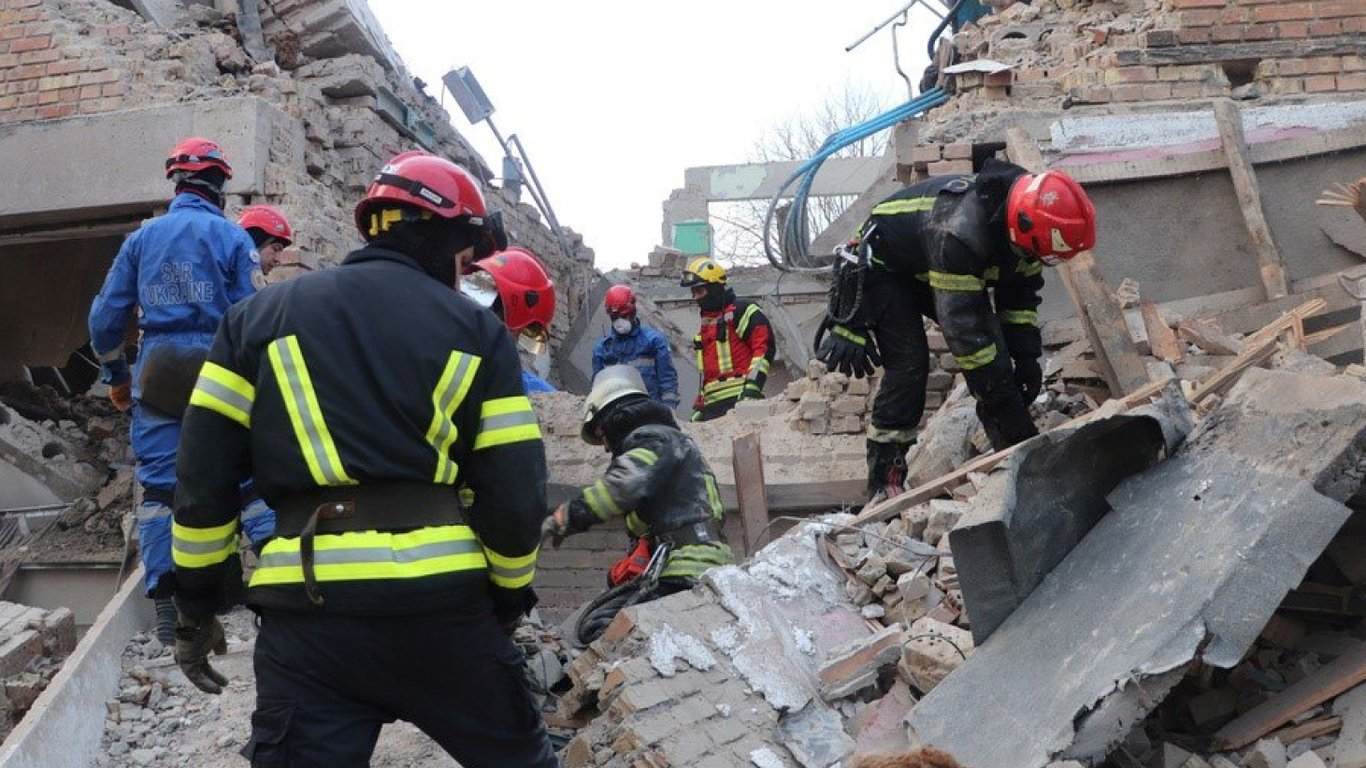 З підвалу атакованого дронами гуртожитку у Ржищеві евакуювали понад 200 людей