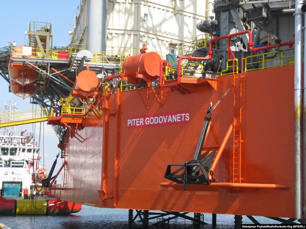 Пожар на вышке Петр Годованец возле Крыма — что известно - фото 2