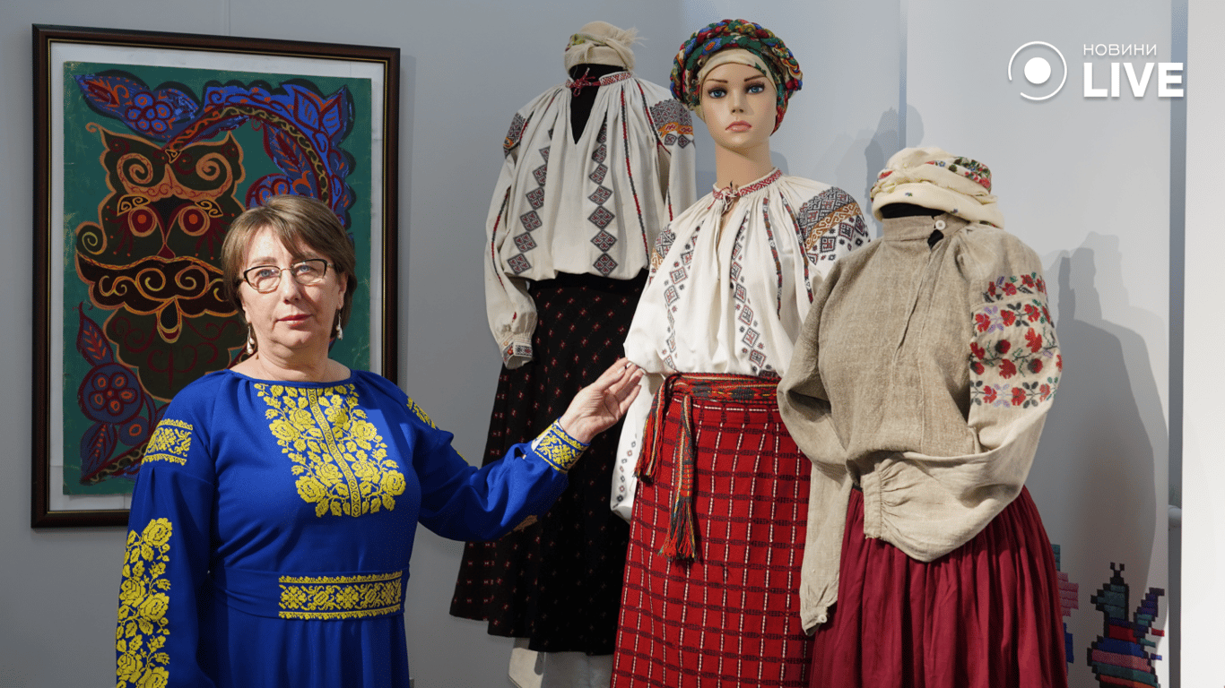 Валентина Вітос показує сорочки