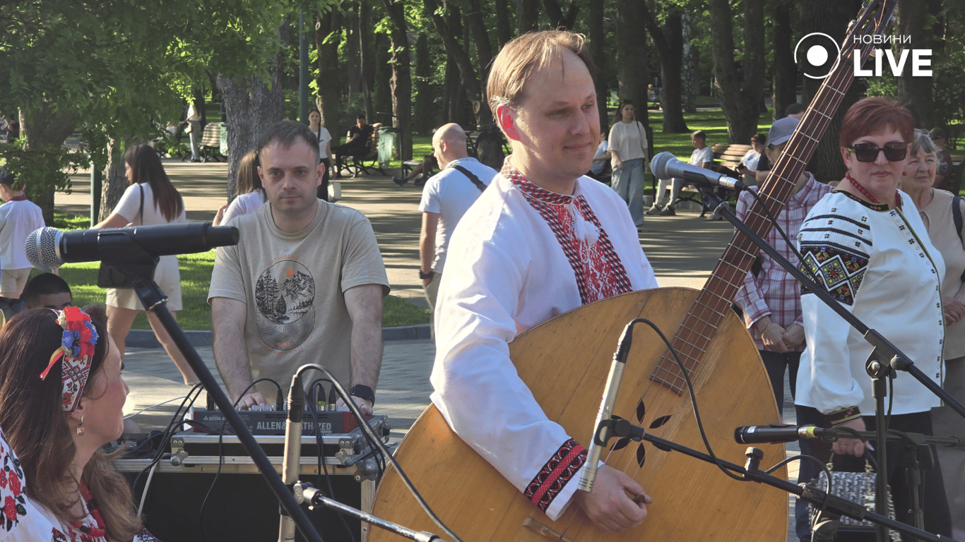 Містяни у вишиванках на святі у Харкові