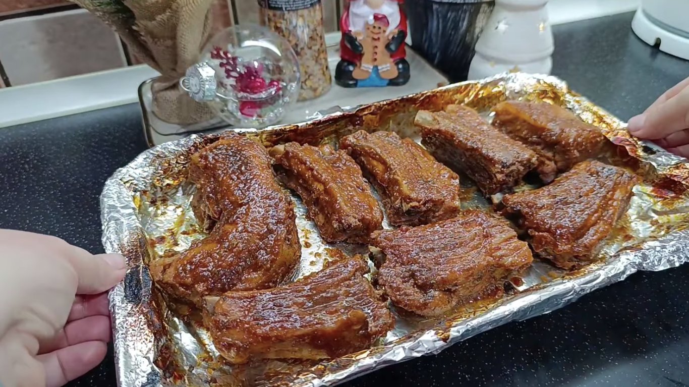 смачні свинячі ребра в яблучному маринаді