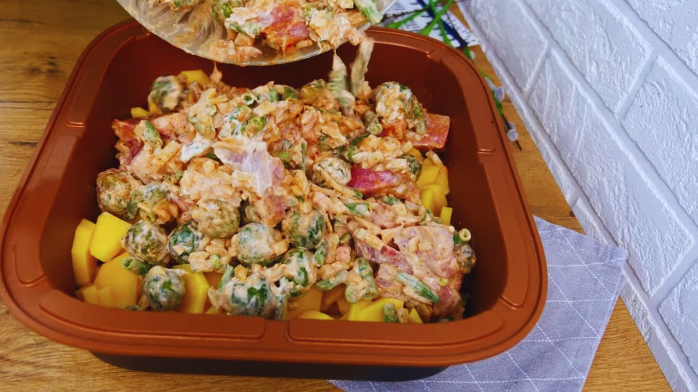 рецепт картоплі з м’ясом та овочами в духовці