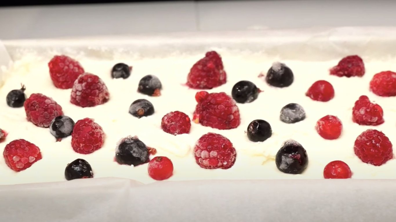 швидкий манник на сніданок з сиром з ягодами