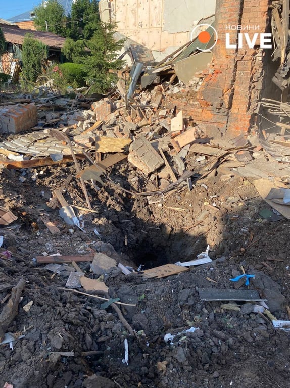 Наслідки ворожого удару. Фото: Новини.LIVE