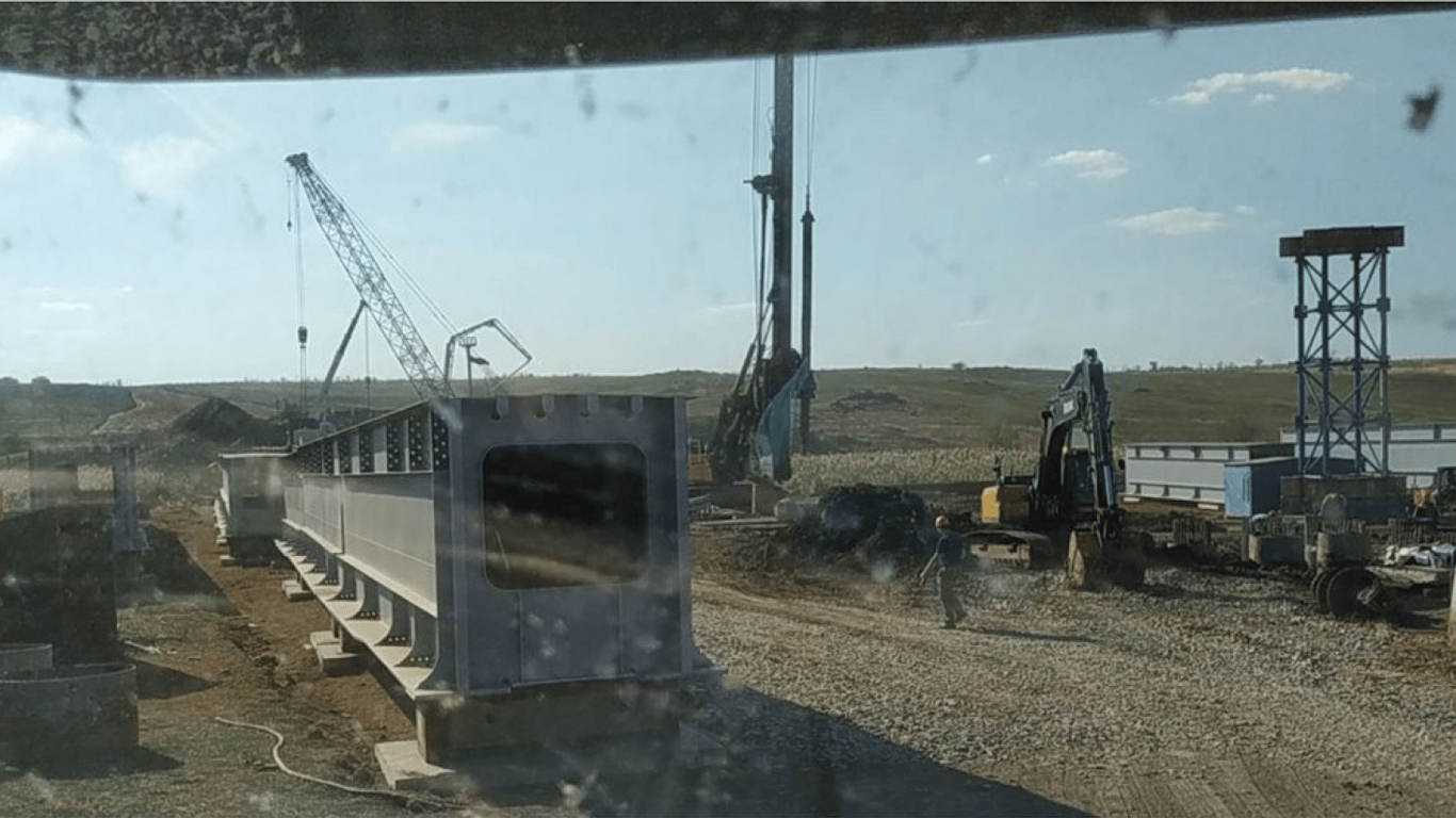 Окупанти почали будувати залізницю до Криму через Запорізьку область