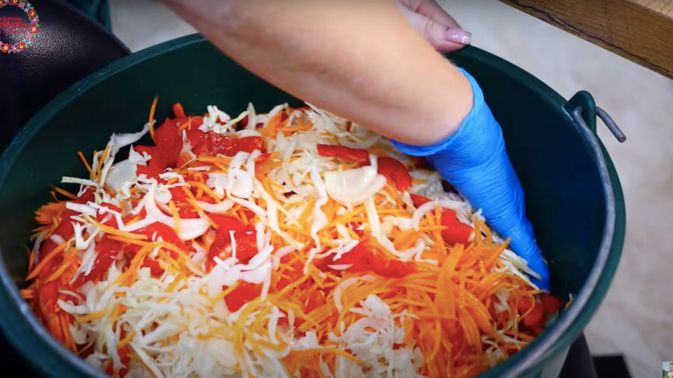 простой осенний салат с капустой на зиму