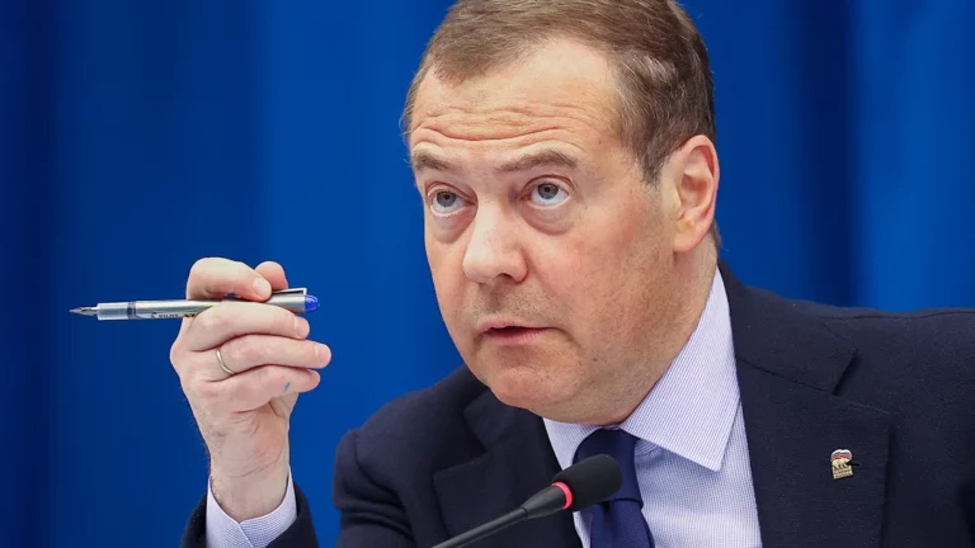 Без ядерного оружия Россия развалится - новая истерика Медведева