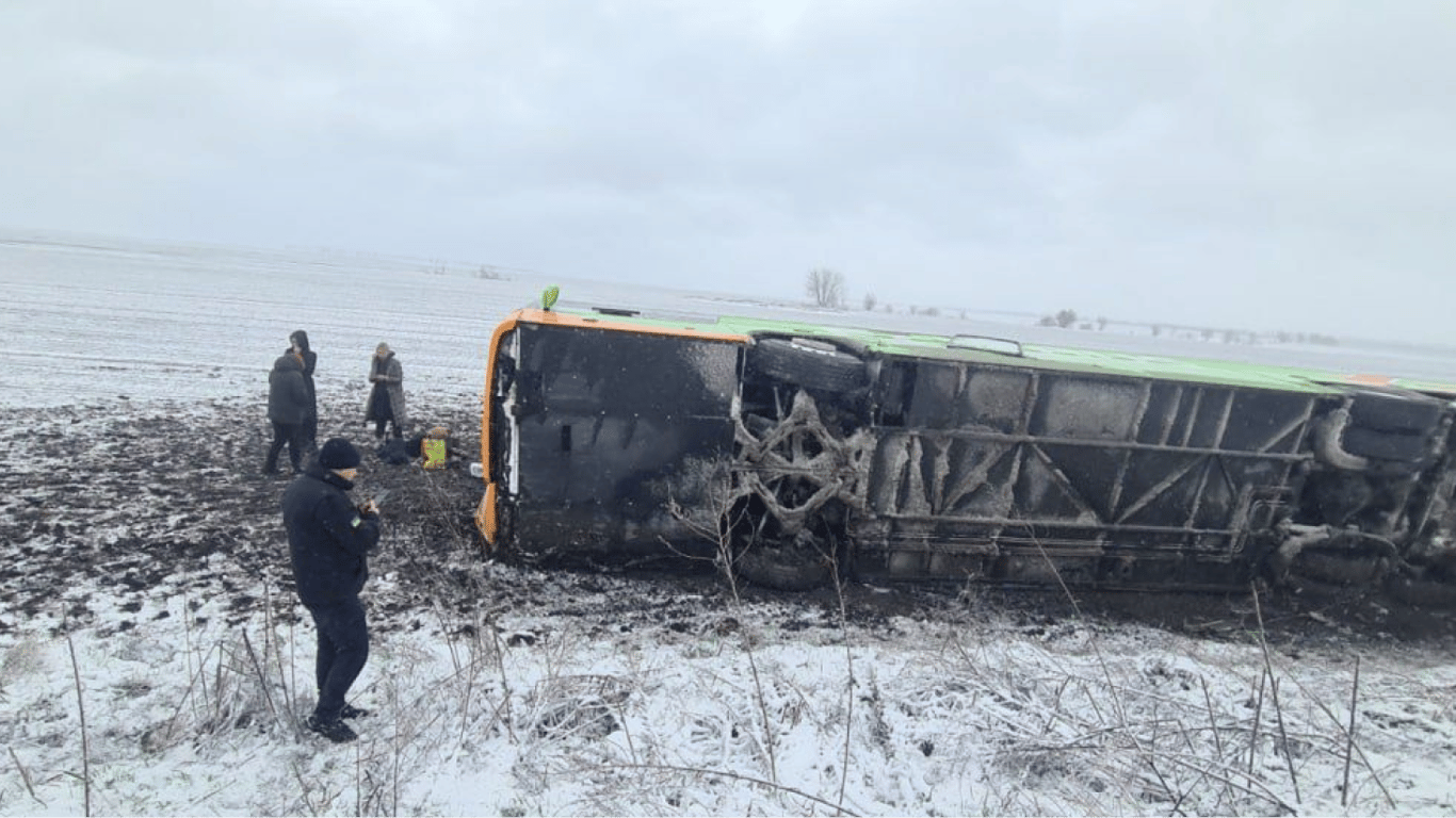 В Хмельницкой области перевернулся автобус с пассажирами: есть пострадавшие